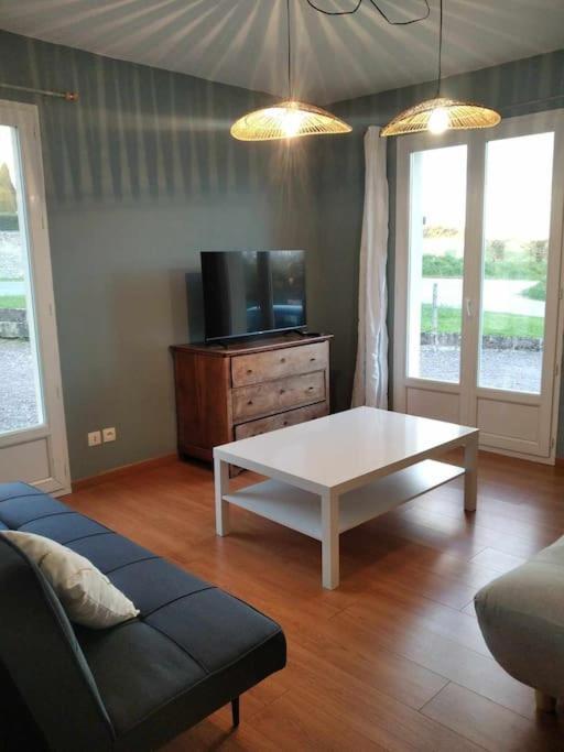 L Etablissement Gold Beach Propose 1 Hebergement , Maison 80M2 Avec Terrain 500M2, Parking Prive A 4 Min Du Port Artificiel D Arromanches, Services Accueil Personnalise, Lits Faits, Serviettes, Menage, Netflix, Wifi Ryes المظهر الخارجي الصورة