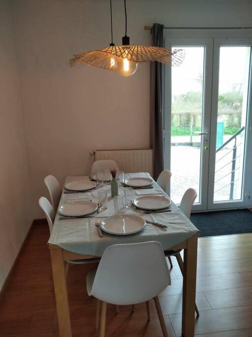L Etablissement Gold Beach Propose 1 Hebergement , Maison 80M2 Avec Terrain 500M2, Parking Prive A 4 Min Du Port Artificiel D Arromanches, Services Accueil Personnalise, Lits Faits, Serviettes, Menage, Netflix, Wifi Ryes المظهر الخارجي الصورة