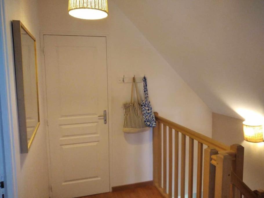 L Etablissement Gold Beach Propose 1 Hebergement , Maison 80M2 Avec Terrain 500M2, Parking Prive A 4 Min Du Port Artificiel D Arromanches, Services Accueil Personnalise, Lits Faits, Serviettes, Menage, Netflix, Wifi Ryes المظهر الخارجي الصورة