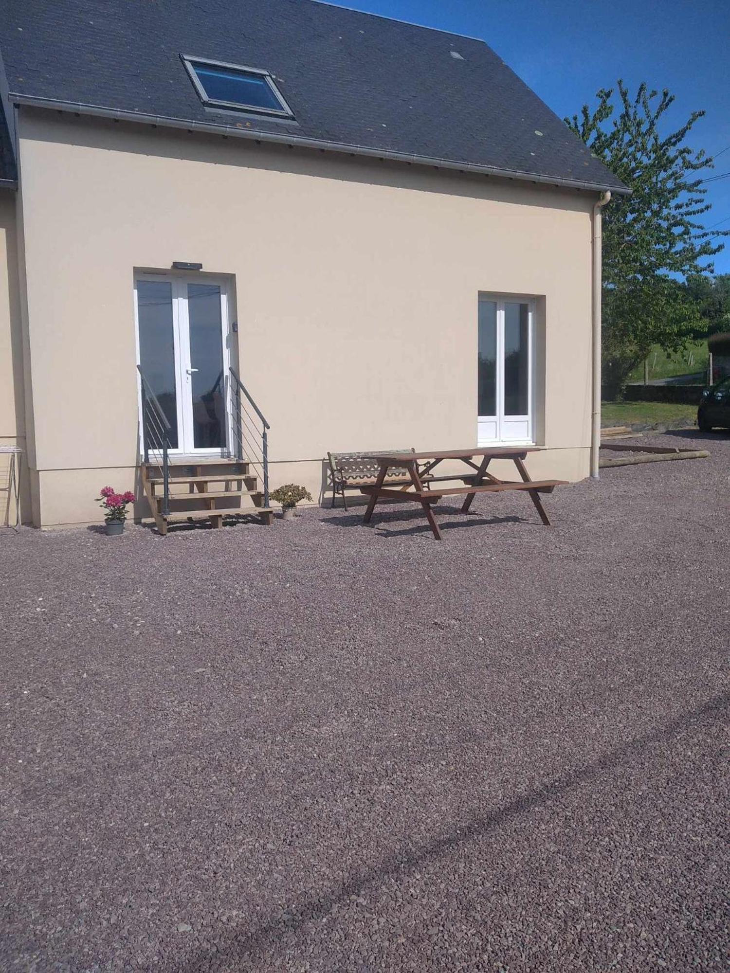 L Etablissement Gold Beach Propose 1 Hebergement , Maison 80M2 Avec Terrain 500M2, Parking Prive A 4 Min Du Port Artificiel D Arromanches, Services Accueil Personnalise, Lits Faits, Serviettes, Menage, Netflix, Wifi Ryes المظهر الخارجي الصورة